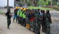 Sidrap - Lettu Inf Ratno, S.Sos, selaku Komandan SSK (Sektor Satuan Kewilayahan) di Danramil 1420-05/Dua Pitue, memberikan pengarahan penting kepada anggota yang terlibat dalam kegiatan TNI Manunggal Membangun Desa (TMMD) ke-118 Tahun 2023 di Desa Kalempang, Kecamatan Pitu Riawa, Kabupaten Sidrap, Kamis, 21 September 2023 Pada kesempatan ini, Lettu Inf Ratno menggarisbawahi pentingnya menjaga safety job selama pelaksanaan kegiatan TMMD. Safety job menjadi prioritas utama guna memastikan kelancaran dan keselamatan seluruh anggota yang terlibat dalam proses pembangunan dan peningkatan infrastruktur di Desa Kalempang. Letakkan keselamatan sebagai hal terpenting, Lettu Inf Ratno menekankan kepada seluruh anggota TMMD agar selalu mematuhi protokol keamanan dan keselamatan kerja. Hal ini termasuk penggunaan peralatan pelindung diri yang sesuai, pengawasan ketat terhadap lingkungan kerja, dan pelaporan segera terkait potensi risiko atau masalah keamanan. "Dalam menjalankan tugas kita dalam TMMD ke-118 ini, keselamatan harus menjadi prioritas utama kita. Kita harus saling menjaga satu sama lain, melapor jika ada situasi berbahaya, dan selalu mengutamakan protokol keamanan," ujar Lettu Inf Ratno. Pengarahan ini bertujuan untuk memastikan bahwa seluruh anggota TMMD memiliki pemahaman yang kuat tentang pentingnya menjaga keselamatan pribadi dan rekan-rekan kerja mereka. Kehadiran Lettu Inf Ratno sebagai pemimpin yang peduli terhadap kesejahteraan timnya sangat diapresiasi oleh seluruh anggota TMMD yang hadir. Kegiatan TMMD ke-118 di Desa Kampale merupakan bagian dari upaya TNI untuk berkontribusi dalam pembangunan dan peningkatan kualitas hidup masyarakat di wilayah tersebut. Dengan keselamatan yang terjamin, diharapkan proyek ini dapat berjalan dengan lancar dan bermanfaat bagi masyarakat setempat.(*)