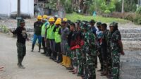 Sidrap - Lettu Inf Ratno, S.Sos, selaku Komandan SSK (Sektor Satuan Kewilayahan) di Danramil 1420-05/Dua Pitue, memberikan pengarahan penting kepada anggota yang terlibat dalam kegiatan TNI Manunggal Membangun Desa (TMMD) ke-118 Tahun 2023 di Desa Kalempang, Kecamatan Pitu Riawa, Kabupaten Sidrap, Kamis, 21 September 2023 Pada kesempatan ini, Lettu Inf Ratno menggarisbawahi pentingnya menjaga safety job selama pelaksanaan kegiatan TMMD. Safety job menjadi prioritas utama guna memastikan kelancaran dan keselamatan seluruh anggota yang terlibat dalam proses pembangunan dan peningkatan infrastruktur di Desa Kalempang. Letakkan keselamatan sebagai hal terpenting, Lettu Inf Ratno menekankan kepada seluruh anggota TMMD agar selalu mematuhi protokol keamanan dan keselamatan kerja. Hal ini termasuk penggunaan peralatan pelindung diri yang sesuai, pengawasan ketat terhadap lingkungan kerja, dan pelaporan segera terkait potensi risiko atau masalah keamanan. "Dalam menjalankan tugas kita dalam TMMD ke-118 ini, keselamatan harus menjadi prioritas utama kita. Kita harus saling menjaga satu sama lain, melapor jika ada situasi berbahaya, dan selalu mengutamakan protokol keamanan," ujar Lettu Inf Ratno. Pengarahan ini bertujuan untuk memastikan bahwa seluruh anggota TMMD memiliki pemahaman yang kuat tentang pentingnya menjaga keselamatan pribadi dan rekan-rekan kerja mereka. Kehadiran Lettu Inf Ratno sebagai pemimpin yang peduli terhadap kesejahteraan timnya sangat diapresiasi oleh seluruh anggota TMMD yang hadir. Kegiatan TMMD ke-118 di Desa Kampale merupakan bagian dari upaya TNI untuk berkontribusi dalam pembangunan dan peningkatan kualitas hidup masyarakat di wilayah tersebut. Dengan keselamatan yang terjamin, diharapkan proyek ini dapat berjalan dengan lancar dan bermanfaat bagi masyarakat setempat.(*)