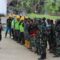 Sidrap - Lettu Inf Ratno, S.Sos, selaku Komandan SSK (Sektor Satuan Kewilayahan) di Danramil 1420-05/Dua Pitue, memberikan pengarahan penting kepada anggota yang terlibat dalam kegiatan TNI Manunggal Membangun Desa (TMMD) ke-118 Tahun 2023 di Desa Kalempang, Kecamatan Pitu Riawa, Kabupaten Sidrap, Kamis, 21 September 2023 Pada kesempatan ini, Lettu Inf Ratno menggarisbawahi pentingnya menjaga safety job selama pelaksanaan kegiatan TMMD. Safety job menjadi prioritas utama guna memastikan kelancaran dan keselamatan seluruh anggota yang terlibat dalam proses pembangunan dan peningkatan infrastruktur di Desa Kalempang. Letakkan keselamatan sebagai hal terpenting, Lettu Inf Ratno menekankan kepada seluruh anggota TMMD agar selalu mematuhi protokol keamanan dan keselamatan kerja. Hal ini termasuk penggunaan peralatan pelindung diri yang sesuai, pengawasan ketat terhadap lingkungan kerja, dan pelaporan segera terkait potensi risiko atau masalah keamanan. "Dalam menjalankan tugas kita dalam TMMD ke-118 ini, keselamatan harus menjadi prioritas utama kita. Kita harus saling menjaga satu sama lain, melapor jika ada situasi berbahaya, dan selalu mengutamakan protokol keamanan," ujar Lettu Inf Ratno. Pengarahan ini bertujuan untuk memastikan bahwa seluruh anggota TMMD memiliki pemahaman yang kuat tentang pentingnya menjaga keselamatan pribadi dan rekan-rekan kerja mereka. Kehadiran Lettu Inf Ratno sebagai pemimpin yang peduli terhadap kesejahteraan timnya sangat diapresiasi oleh seluruh anggota TMMD yang hadir. Kegiatan TMMD ke-118 di Desa Kampale merupakan bagian dari upaya TNI untuk berkontribusi dalam pembangunan dan peningkatan kualitas hidup masyarakat di wilayah tersebut. Dengan keselamatan yang terjamin, diharapkan proyek ini dapat berjalan dengan lancar dan bermanfaat bagi masyarakat setempat.(*)